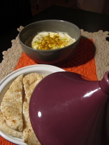 Trempette d'houmous, de yaourt et de curry.